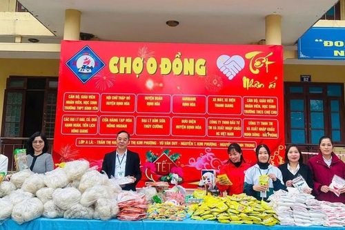 Trường học đón xuân ấm nghĩa tình