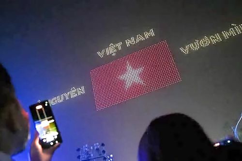 Hà Nội: Hồ Tây 'kẹt cứng' người dân đổ về xem trình diễn ánh sáng