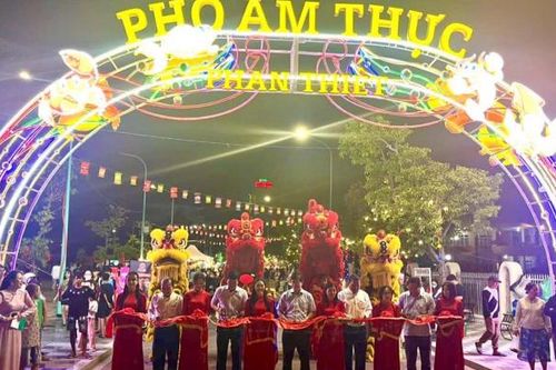 Phố ẩm thực đêm đầu tiên tại Phan Thiết chính thức khai trương