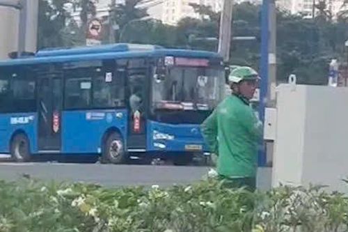 Công an TP. HCM điều tra người mặc đồ GrabBike chỉnh đèn giao thông ở Thủ Đức