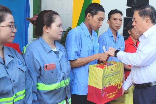 Trưởng Ban Tuyên giáo Trung ương thăm và tặng quà Tết tại tỉnh Tiền Giang