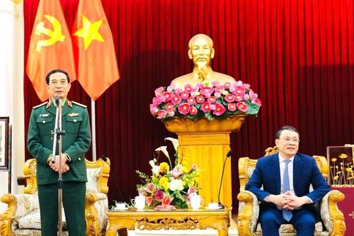 Bộ trưởng Quốc phòng thăm và tặng quà tại Nam Định