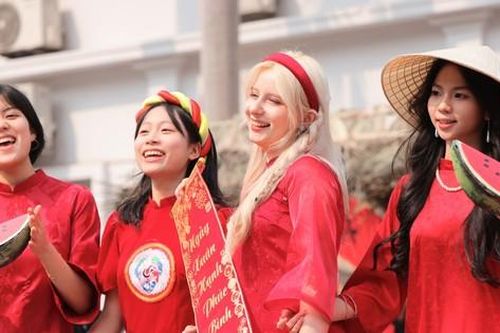 Sinh viên nước ngoài xúng xính áo dài Tết Việt