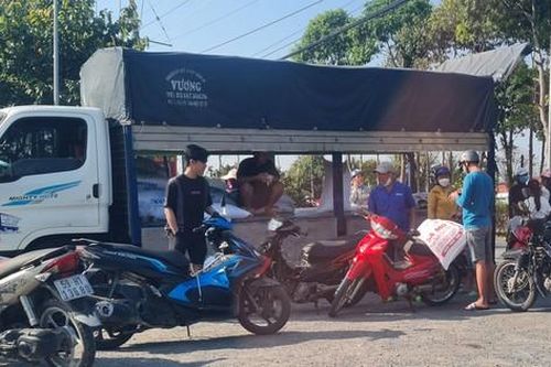 Vụ người dân đổ xô mua gạo: Giá lao dốc nhanh, đánh xe tải đi bán tống bán tháo