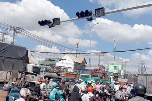 Công an lên tiếng về thông tin 'xe đầu kéo gây tai nạn do đèn tín hiệu chuyển sang đỏ đột ngột'