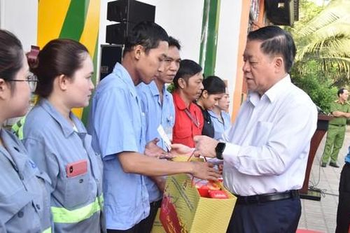 Trưởng Ban Tuyên giáo Trung ương Nguyễn Trọng Nghĩa chúc Tết công nhân, hộ nghèo