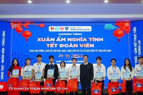 Trao học bổng, quà và vé xe để sinh viên về quê đón Tết