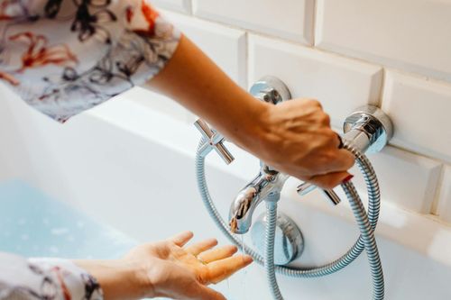 Một phút chủ quan sau tắm khiến người đàn ông trẻ vỡ mạch máu não