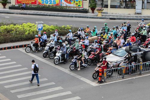 Xe máy dừng 'thẳng như kẻ chỉ' chờ đèn đỏ ở TPHCM
