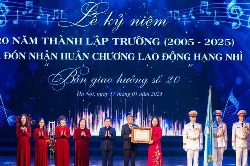 Trường THCS Đoàn Thị Điểm đón nhận Huân chương Lao động Hạng Nhì