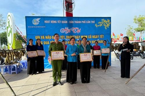 Hội thi 'Gói và nấu bánh tét – Trưng bày mâm cỗ ngày Tết' tại Tết Quân dân TP Cần Thơ 2025