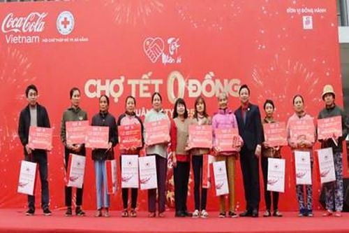 Ấm lòng phiên chợ Tết, người nghèo đi chợ với giá 0 đồng
