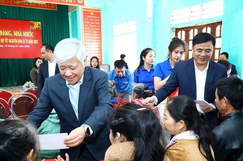Chủ tịch Ủy ban Trung ương MTTQ Việt Nam Đỗ Văn Chiến tặng quà Tết cho hộ nghèo huyện Diễn Châu