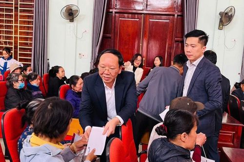 Phó Chủ tịch UBND tỉnh Bùi Thanh An tặng quà Tết cho hộ nghèo tại huyện Quỳnh Lưu