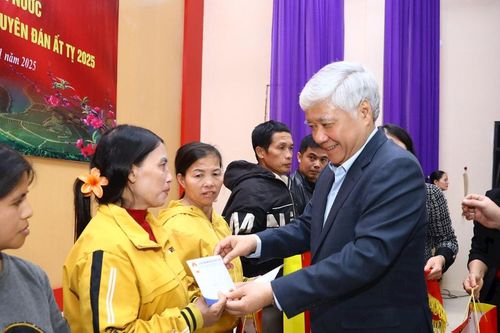 Đồng chí Đỗ Văn Chiến - Chủ tịch Ủy ban Trung ương MTTQ Việt Nam tặng quà Tết hộ nghèo tại huyện Thanh Chương