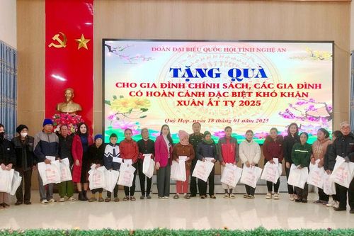 Đại biểu Quốc hội Trần Đức Thuận trao quà, chúc Tết tại huyện Quỳ Hợp và Tân Kỳ