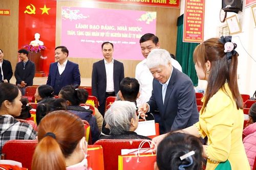 Chủ tịch Ủy ban Trung ương MTTQ Việt Nam Đỗ Văn Chiến tặng quà Tết hộ nghèo và trao công trình phúc lợi cho huyện Đô Lương