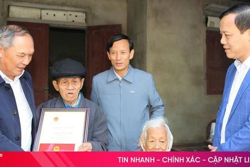 Chúc thọ, tặng quà người cao tuổi và gia đình có công với cách mạng