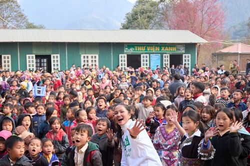 Hoa hậu H'Hen Niê miệt mài trên những cung đường thiện nguyện ngày cuối năm