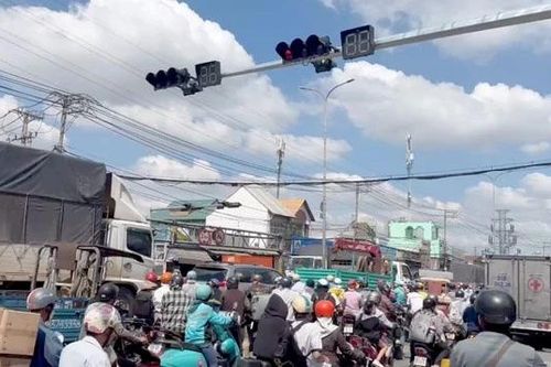 Thông tin đèn xanh chuyển sang đỏ đột ngột gây tai nạn là không đúng