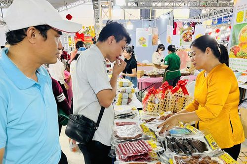 TP Hồ Chí Minh: Mang hàng Tết đến tận nơi phục vụ công nhân, lao động