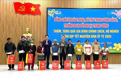 Trưởng ban Đối ngoại Trung ương thăm và tặng quà Tết tại Quảng Trị
