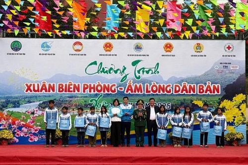 Mang Tết sớm đến với đồng bào miền biên giới