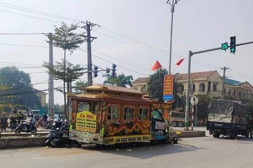 Xe tang tông xe máy dừng đèn đỏ, 3 người thương vong