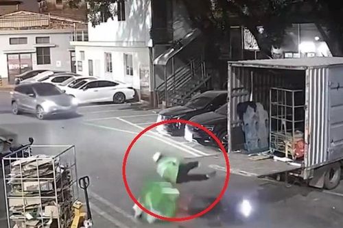 Đâm trúng cửa thùng xe tải, người đàn ông văng xuống đường