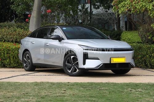 Xe sedan công suất 324 mã lực, tiết kiệm xăng hơn xe máy, giá hơn 300 triệu đồng