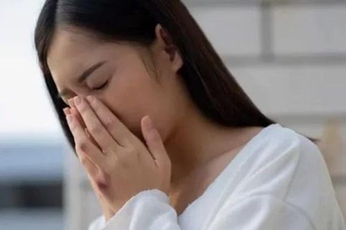 Mở cửa nhà, tôi bàng hoàng khi thấy mẹ chồng cũ nằm co ro trên bậc thềm suốt đêm, lời cầu khẩn sau đó khiến tôi chết lặng