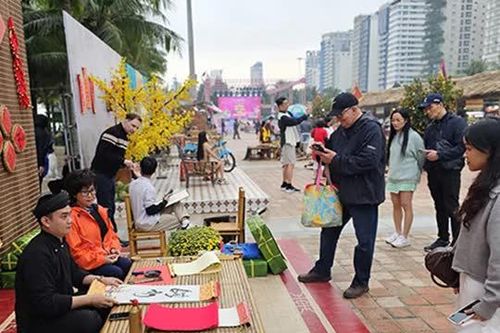Không gian Tết Việt bên bờ biển Đà Nẵng thu hút du khách