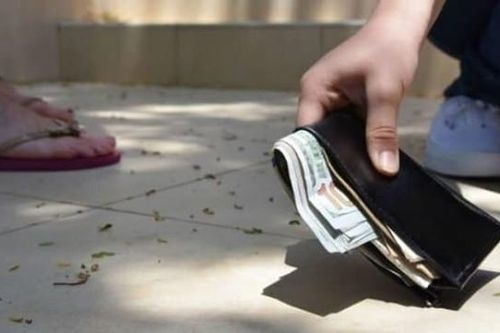 Nhặt được tiền có phải chuyện tốt không? Lưu ý 1 điều sau để biến họa thành điềm lành