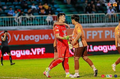 Đánh rơi chiến thắng vào phút chót, HLV HAGL phản ứng khó tin với trọng tài