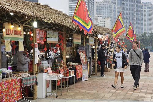 Không gian Tết Việt bên bờ biển hút khách