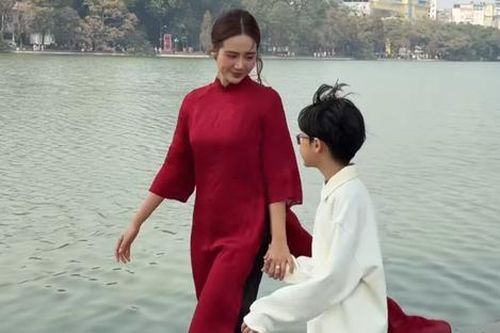 Huyền Lizzie rục rịch đón Tết cùng con trai, ngoại hình quý tử gây chú ý
