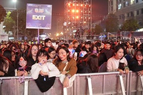 Hàng vạn người đổ về Hồ Tây chiêm ngưỡng 'Hòa nhạc ánh sáng - Chào năm mới 2025'