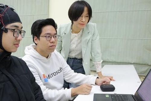Hệ giao diện điện não - máy tính hỗ trợ người bị tổn thương chức năng vận động