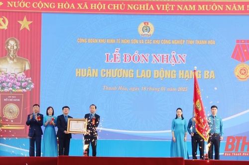 Công đoàn Khu Kinh tế Nghi Sơn và các Khu công nghiệp tỉnh Thanh Hóa đón nhận Huân chương Lao động hạng Ba