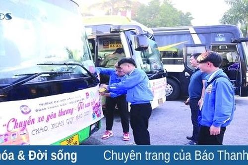'Chuyến xe yêu thương' chở sinh viên về quê đón tết