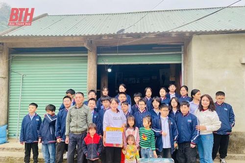 Tặng hơn 200 suất quà quà Tết cho học sinh có hoàn cảnh khó khăn tại xã Thanh Hòa