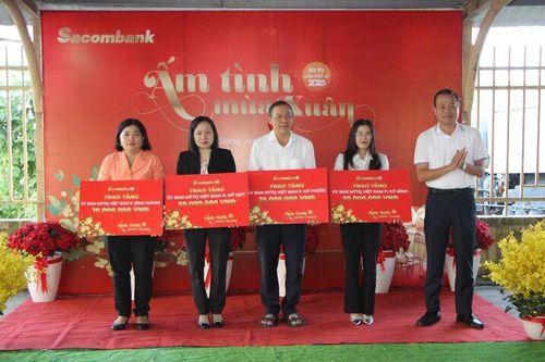 Sacombank An Giang trao 615 phần quà 'Ấm tình mùa Xuân' đến người dân
