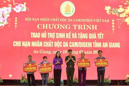 Tặng quà Tết cho nạn nhân chất độc da cam/dioxin An Giang
