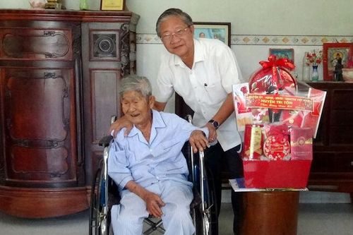 Bí thư Huyện ủy Tri Tôn chúc Tết Anh hùng Lực lượng vũ trang nhân dân