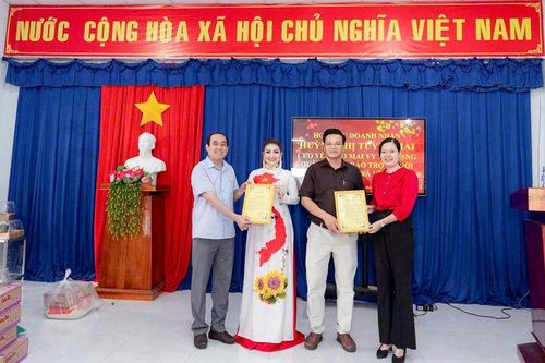 Nhiều phần quà được trao cho bà con vùng biên giới Vĩnh Gia