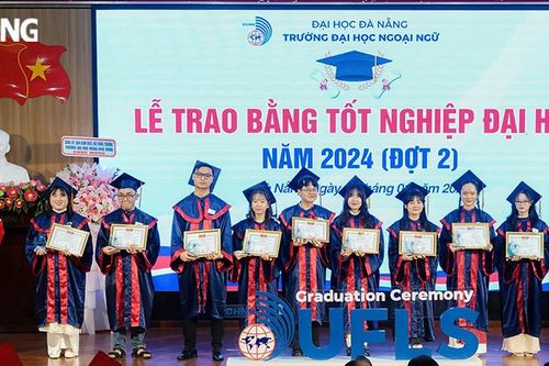 Trường Đại học Ngoại ngữ trao bằng tốt nghiệp cho gần 500 sinh viên