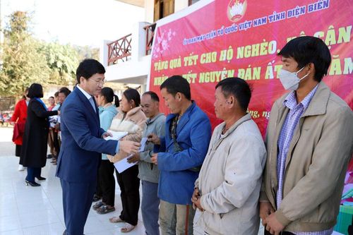 Chủ tịch Ủy ban MTTQ Việt Nam tỉnh Mùa A Vảng tặng quà tết hộ nghèo Điện Biên Đông