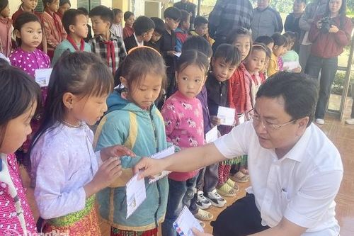 Bão lũ đi qua, tình người ở lại