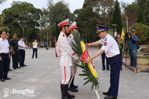 Đoàn công tác Cảnh sát biển Việt Nam dâng hương tại Nghĩa trang Hàng Dương