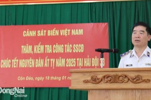 Cảnh sát biển Việt Nam thăm, tặng quà cơ quan quân - dân chính huyện Côn Đảo